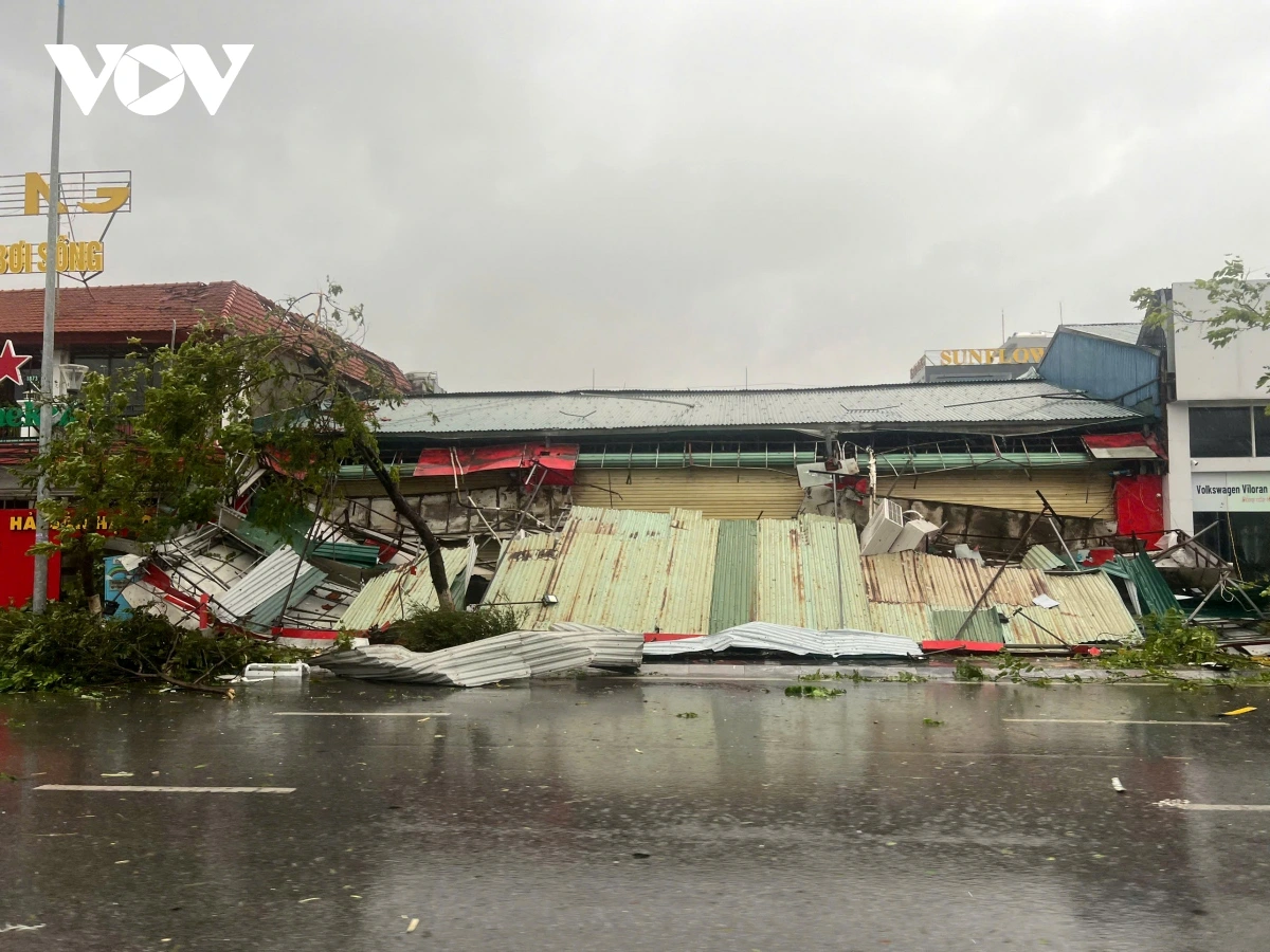 Buildings with lightweight structures cannot withstand the force of the typhoon.