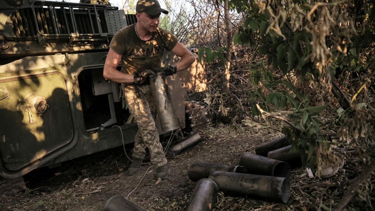 Binh sỹ Ukraine đang kiểm tra đạn dược. Ảnh: CNN