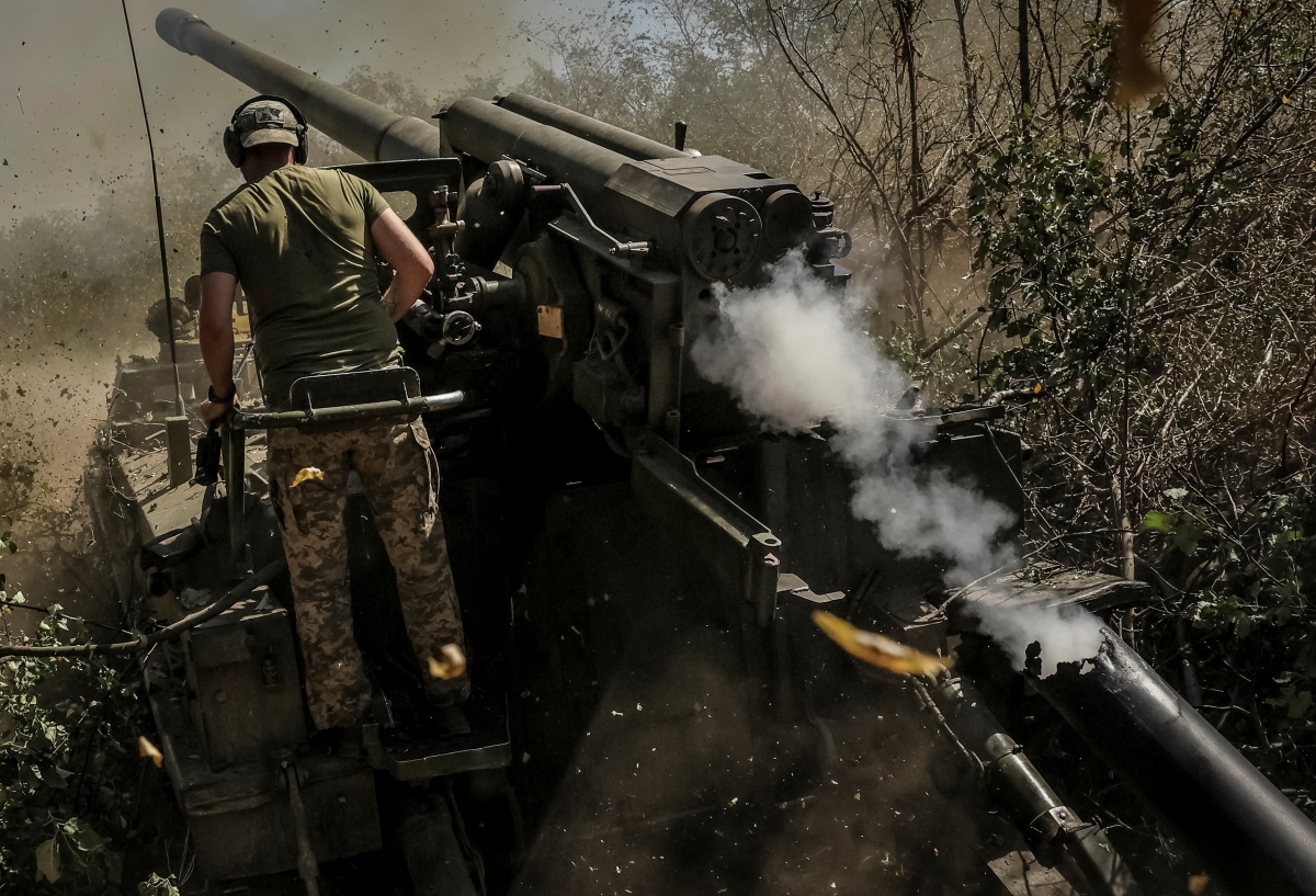 Binh lính Ukraine khai hỏa lựu pháo tự hành về phía quân đội Nga trên tiền tuyến. Ảnh: Reuters