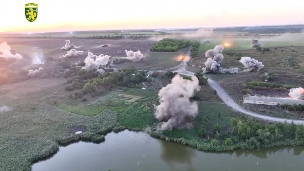 Cảnh tượng từ UAV của Ukraine cho thấy các cuộc tấn công bằng pháo nhằm vào quân đội Nga ở Pokrovsk. Ảnh: Reuters
