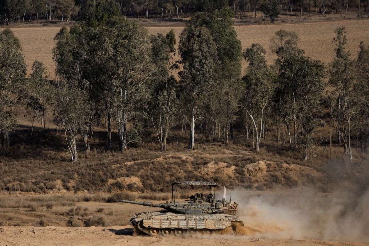 Xe tăng của Israel di chuyển gần biên giới giữa nước này và dải Gaza. Ảnh: Reuters