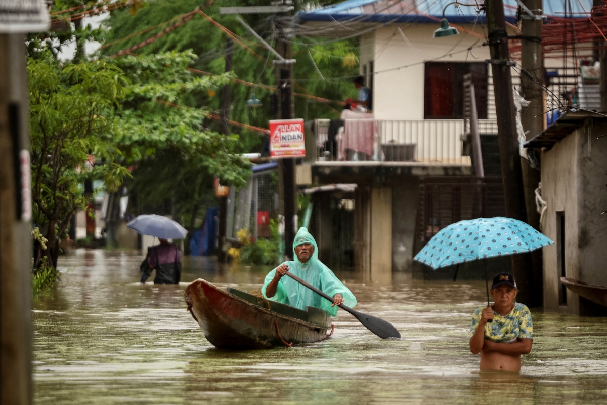Mưa lớn do ảnh hưởng của bão Yagi gây ngập lụt ở Philippines ngày 5/9. Ảnh: Reuters