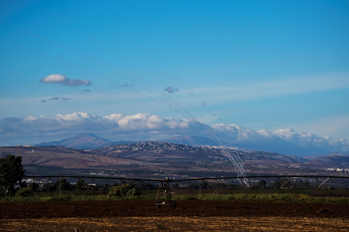 Hệ thống phòng thủ tên lửa Vòm Sắt của Israel đánh chặn rocket được phóng từ Lebanon. Ảnh: Reuters
