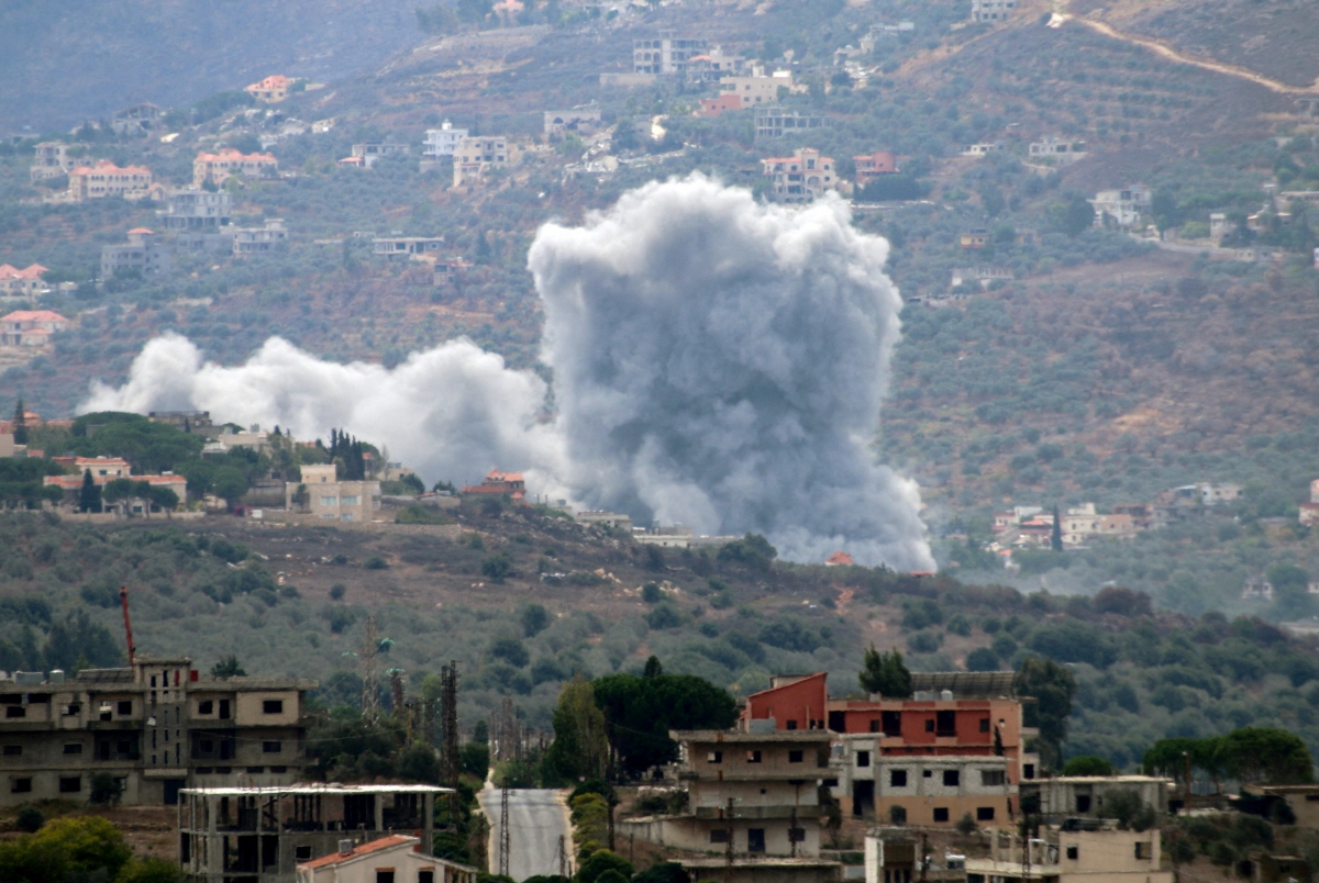 Khói bốc lên ở làng Kfar Kila phía Nam Lebanon. Ảnh: Reuters