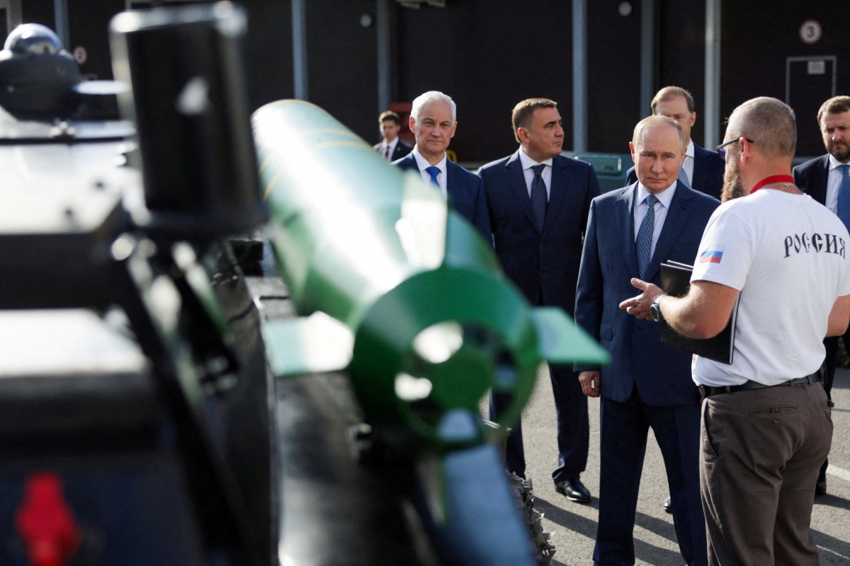Tổng thống Nga Vladimir Putin thăm một cơ sở sản xuất UAV ở St. Peterburg. Ảnh: Reuters