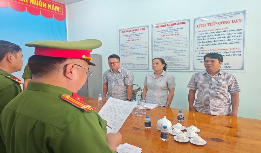 Thực hiện lệnh bắt bị can đối với cán bộ xã Ngọc Định, huyện Định Quán (Ảnh: Công an tỉnh Đồng Nai)