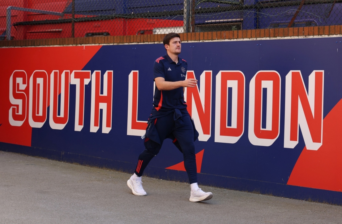 Harry Maguire vội vã tiến vào sân (Ảnh: Reuters)