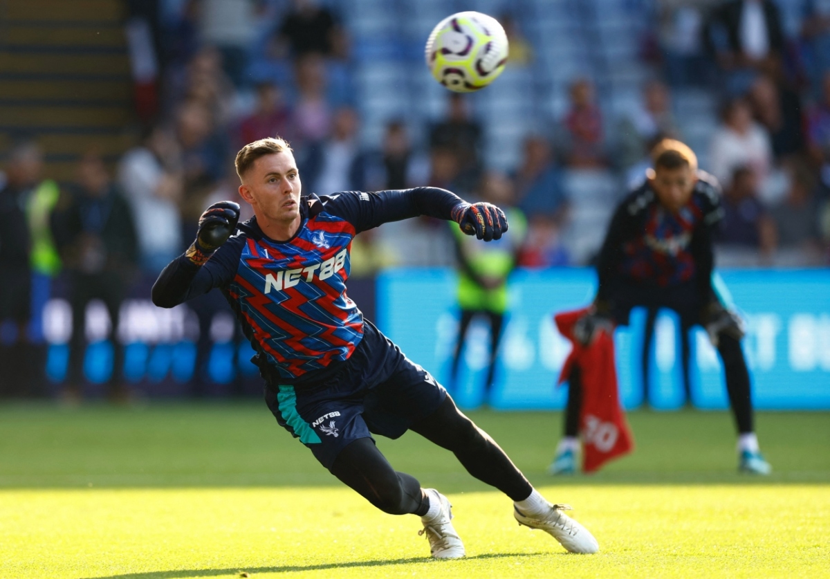 Thủ môn Dean Henderson đối đầu với đội bóng cũ MU (Ảnh: Reuters)