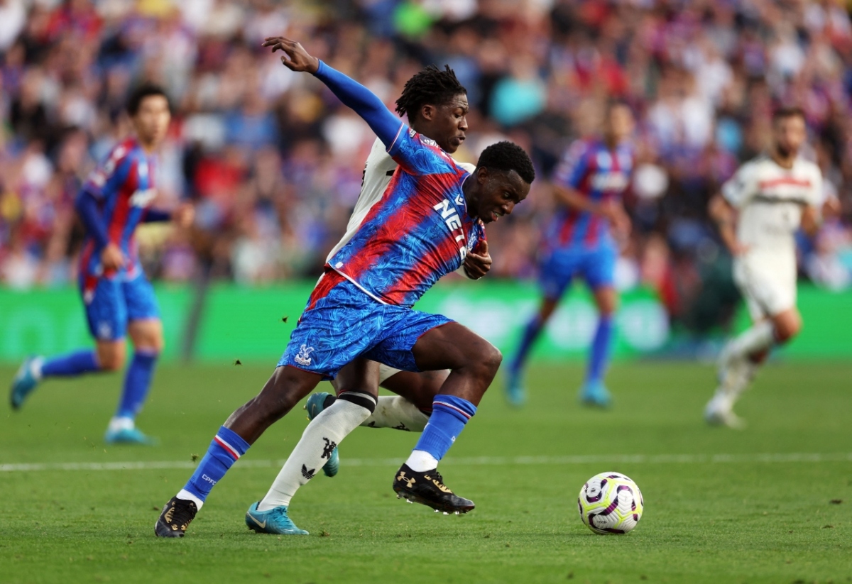 Crystal Palace đang đẩy cao đội hình (Ảnh: Reuters)