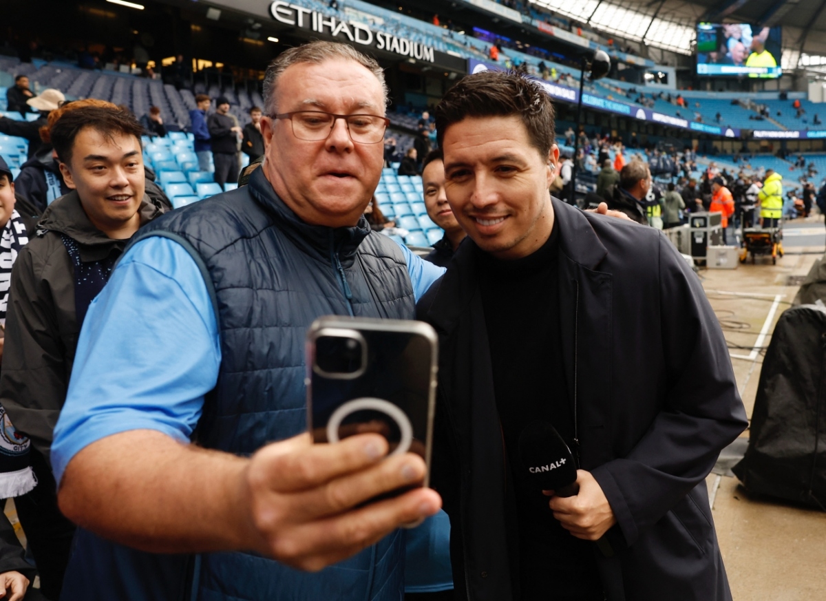 Cũng giống như Toure, Samir Nasri cũng khoác áo cả hai đội bóng Man City và Arsenal, đã có mặt từ rất sớm với vai trò BLV bóng đá của Canal+ (Ảnh: Reuters)