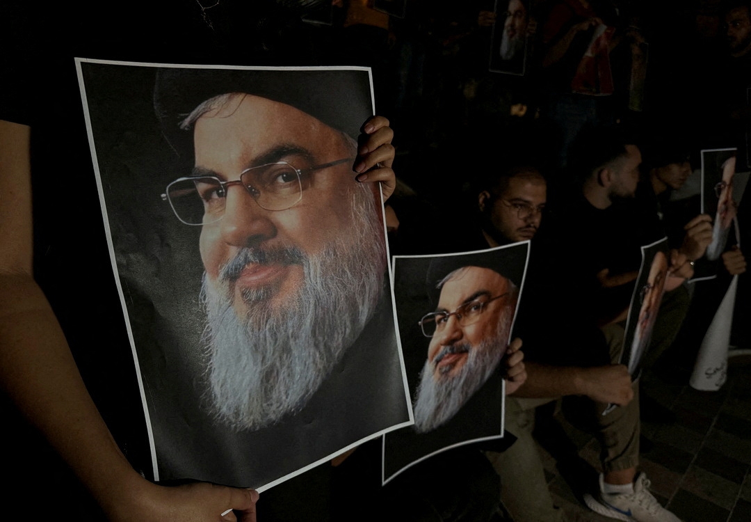 Những người ủng hộ thủ lĩnh Hezbollah Sayyed Hassan Nasrallah mang theo ảnh của ông khi họ tập trung ở Sidon, Lebanon. Ảnh: Reuters