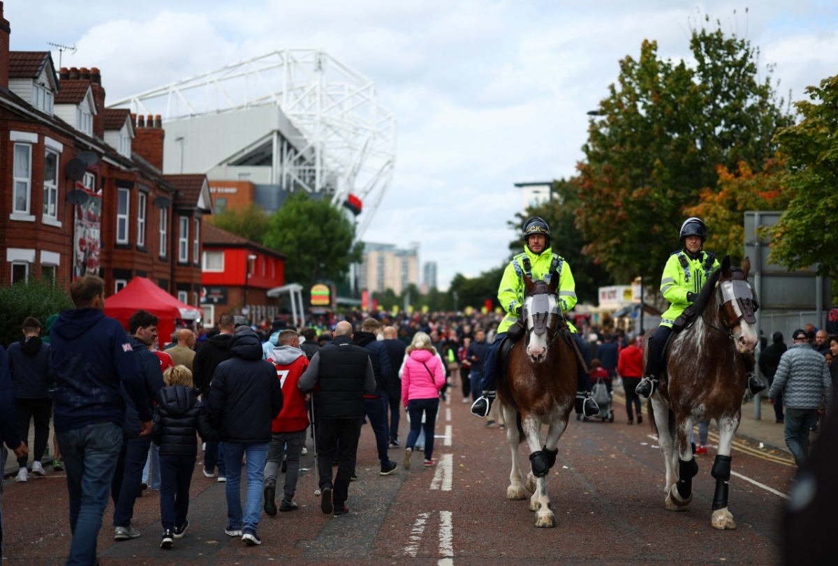 Đông đảo CĐV đã có mặt ở Old Trafford từ rất sớm. Lực lượng kị binh cũng được điều động để đảm bảo an ninh cho trận đấu (Ảnh: Reuters)