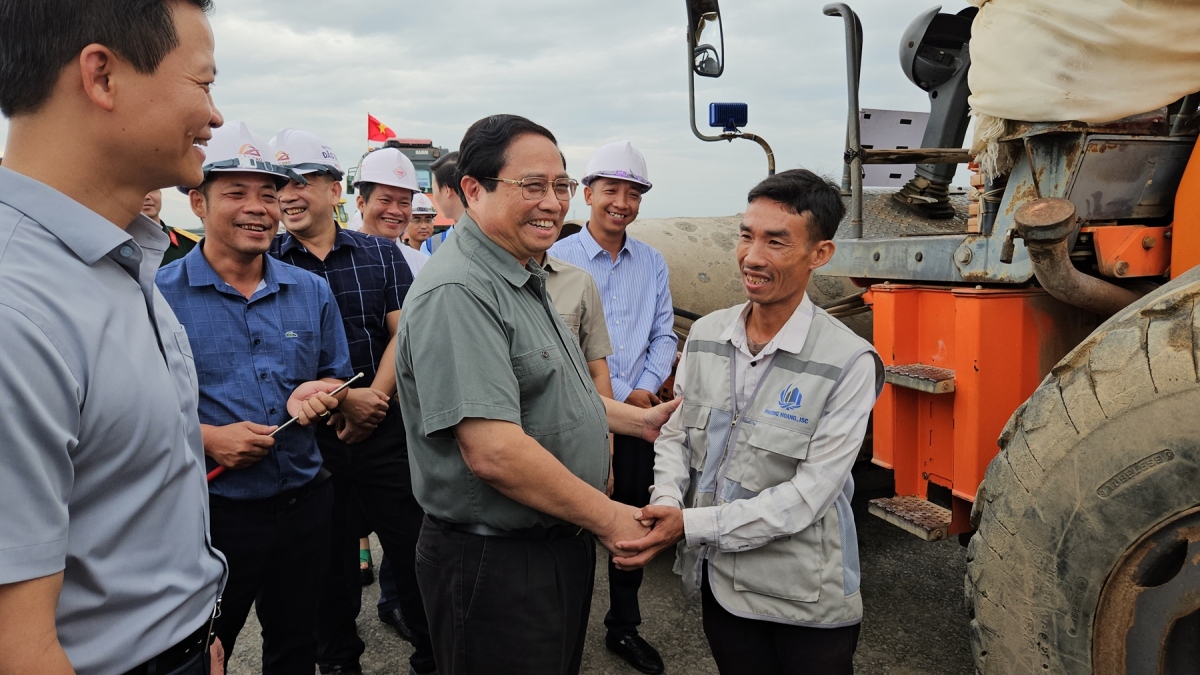 Thủ tướng Phạm Minh Chính động viên công nhân trên công trường