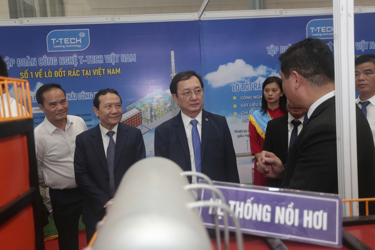 Bộ trưởng Bộ KH&amp;CN Huỳnh Thành Đạt tham quan các gian hàng