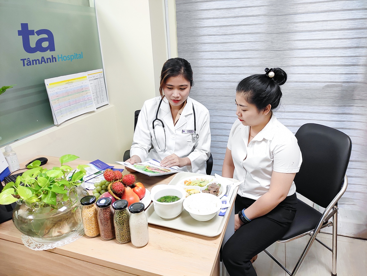 Khách hàng đang được tư vấn chế độ dinh dưỡng phù hợp trong quá trình điều trị tại Trung tâm Kiểm soát cân nặng và Điều trị béo phì, hệ thống BVĐK Tâm Anh