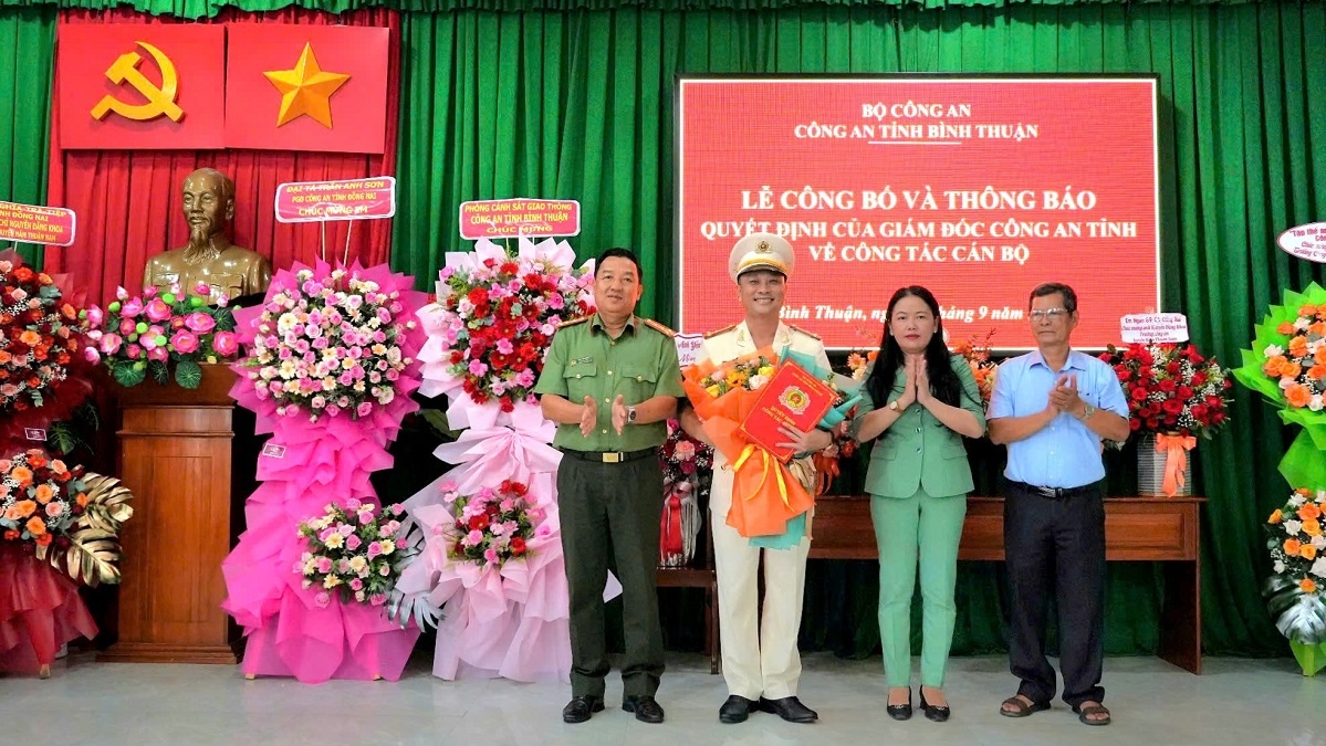 Trao quyết định và tặng hoa chúc mừng Thượng tá Nguyễn Đăng Khoa. Ảnh: CABT 