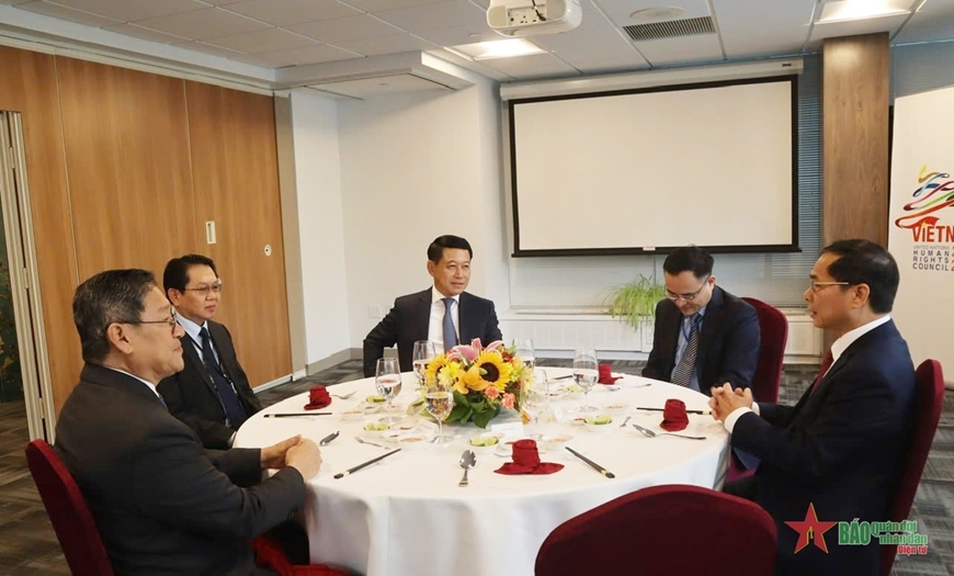 Phó Thủ tướng, Bộ trưởng Ngoại giao Bùi Thanh Sơn chủ trì tiếp thân mật và làm việc với Phó Thủ tướng, Bộ trưởng Ngoại giao Lào Saleumxay Kommasith và Phó Thủ tướng, Bộ trưởng Ngoại giao và Hợp tác quốc tế Campuchia Sok Chenda Sophea. (Ảnh: QĐND)