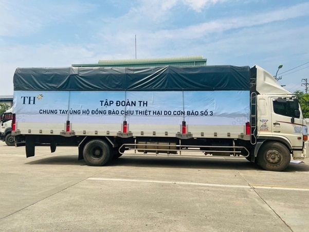 Đoàn xe TH mang những món quà thiết thực tới người dân vùng lũ. 