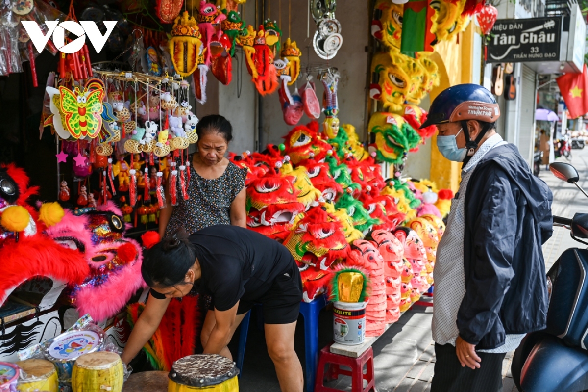As the festival is drawing near, the lion head market becomes bustling with people coming to buy festive items.