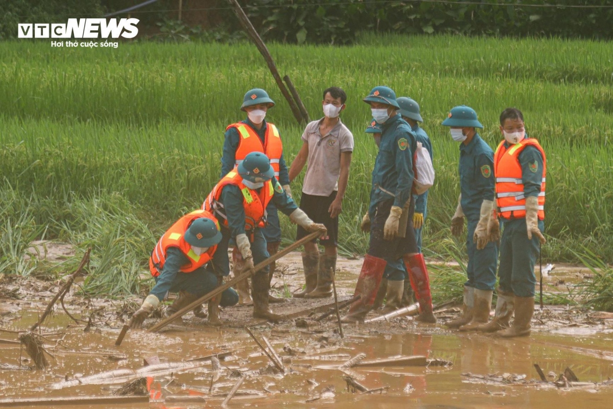Mudding hampers the search, making it impossible for soldiers to access locations without the assistance of heavy machinery.