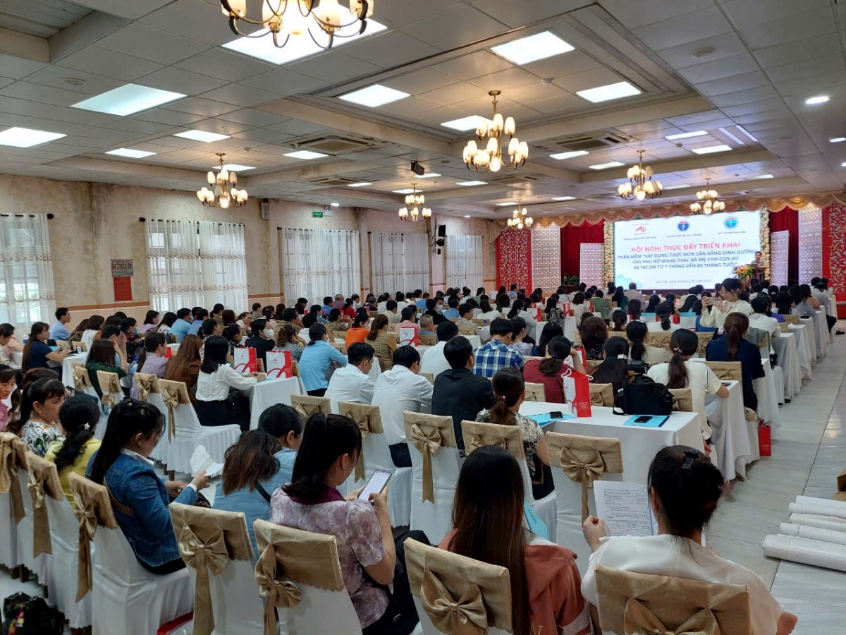 Toàn cảnh Hội nghị tập huấn triển khai Phần mềm xây dựng thực đơn cân bằng dinh dưỡng cho bà mẹ và trẻ em tại Bạc Liêu