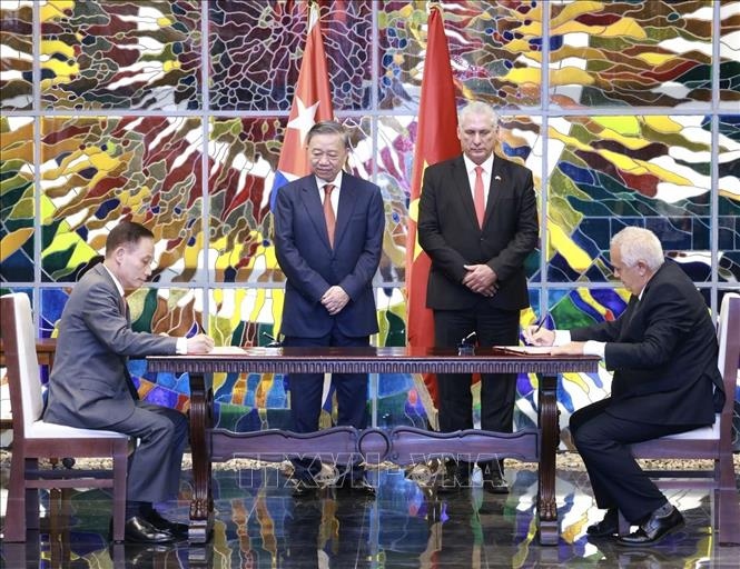 Tổng Bí thư, Chủ tịch nước Tô Lâm và Bí thư thứ nhất Đảng Cộng sản Cuba, Chủ tịch Cuba Miguel Diaz Canel Bermudez chứng kiến Lễ ký kết văn kiện hợp tác giữa Ban Đối ngoại Trung ương Đảng Cộng sản Việt Nam và Ban Đối ngoại Trung ương Đảng Cộng sản Cuba. Ảnh: Lâm Khánh/TTXVN