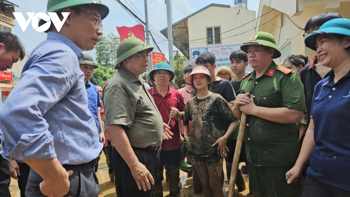 Thủ tướng Chính phủ Phạm Minh Chính thăm hỏi chiến sĩ các lực lượng đang khắc phục thiên tai tại Yên Bái