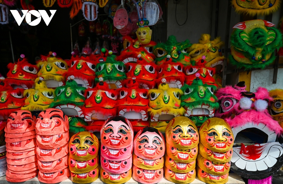 Depending on the size and sophistication, lion heads cost from several hundred thousand to tens of millions of Vietnam Dong (VND).