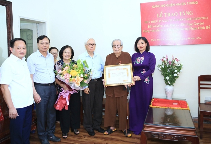 Đồng chí Mai Vy, nguyên Thứ trưởng Bộ Văn hóa nhận Huy hiệu 85 năm tuổi Đảng năm 2022.