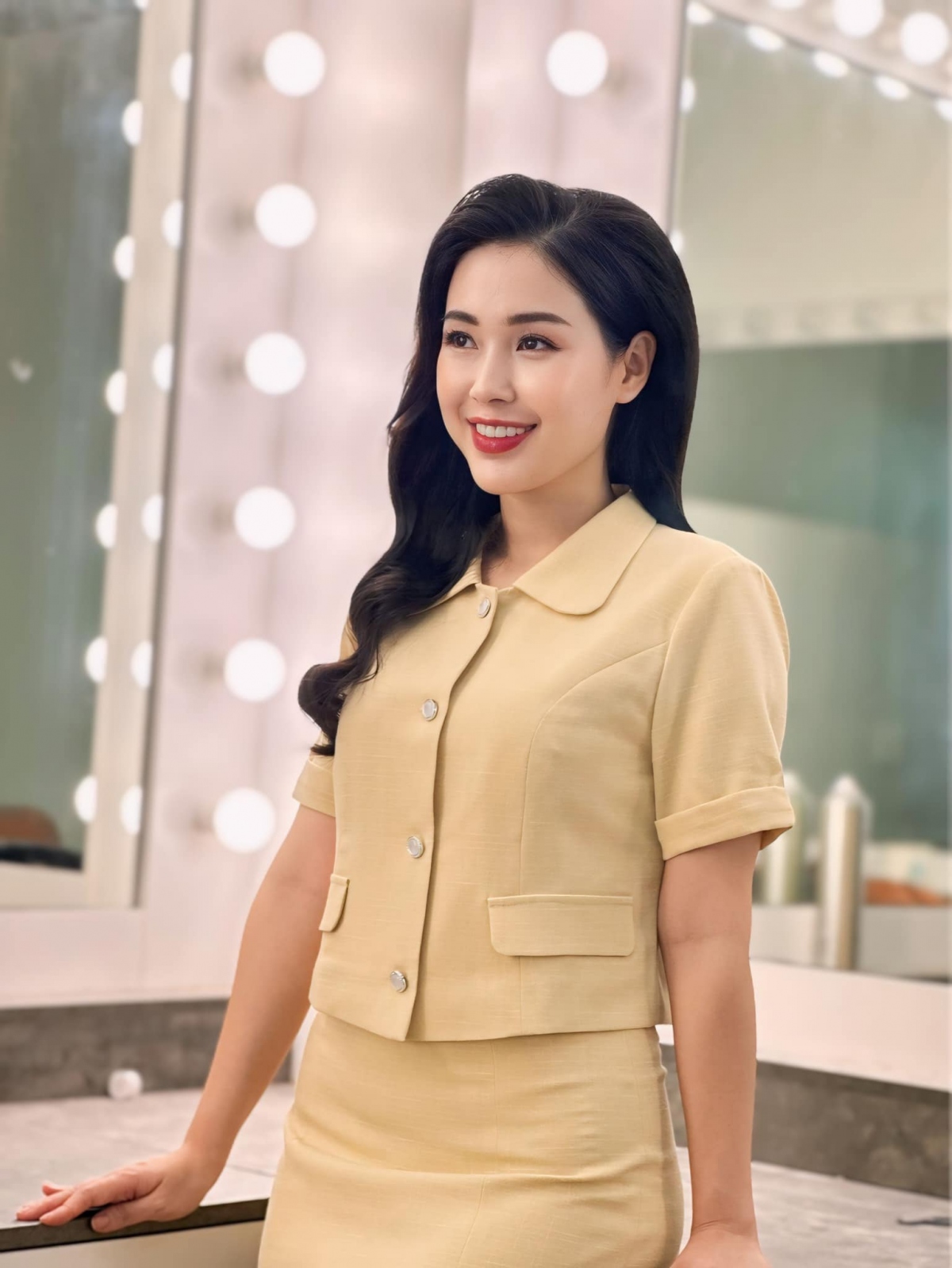 MC, BTV Tố Quyên hiện dẫn chương trình Thời sự, Bản tin Kinh tế Tài chính tại Đài Phát thanh - Truyền hình Hà Nội