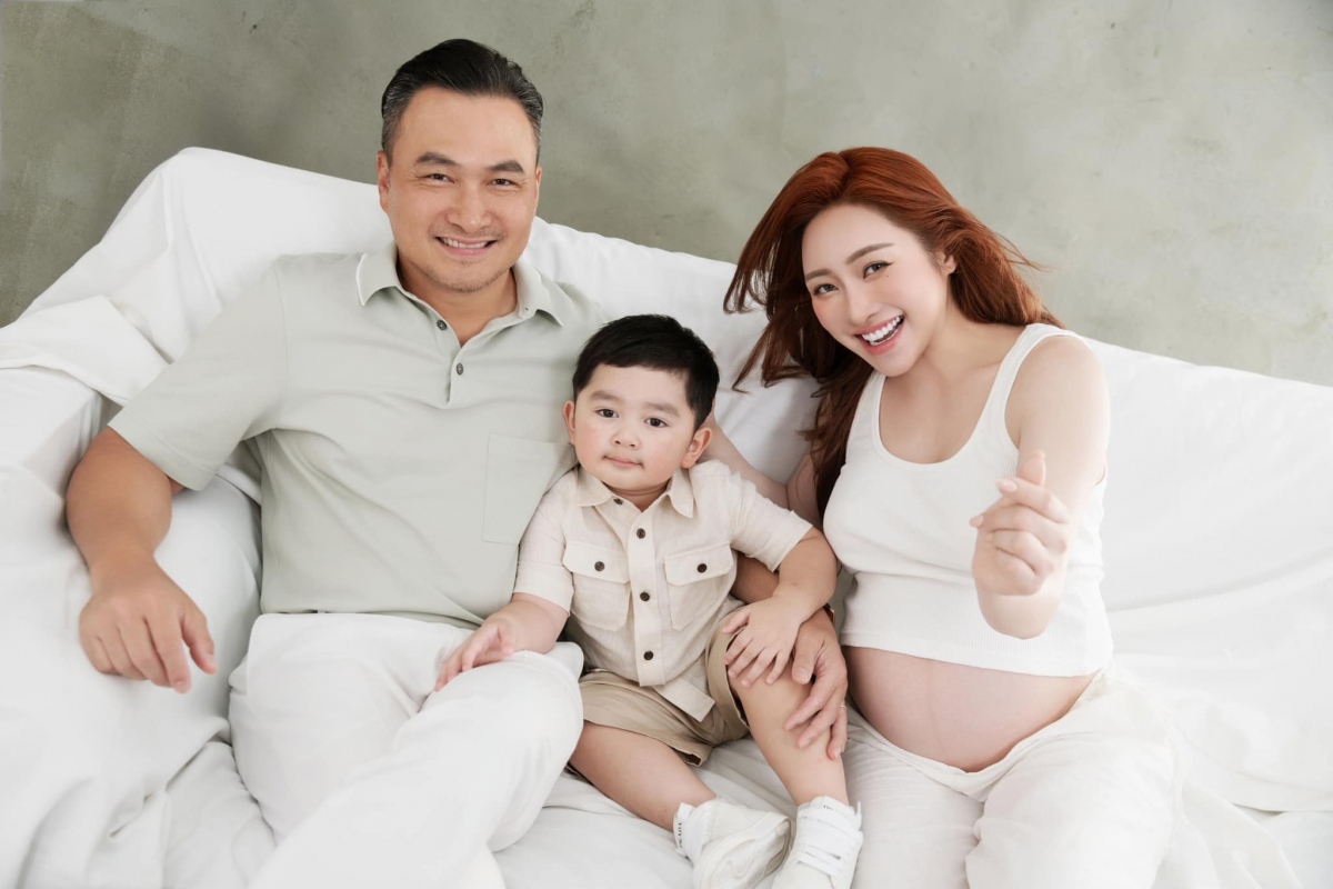 Chi Bảo chụp ảnh cùng vợ bầu và con trai Gia Khang