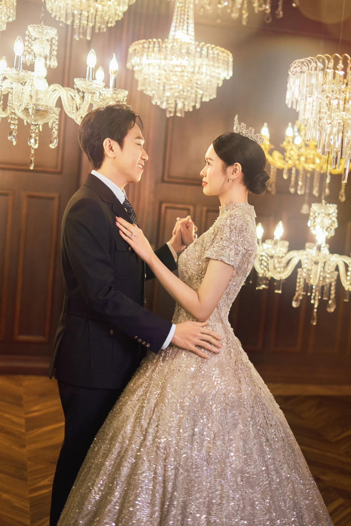 "Đã hồi hộp chờ đợi giây phút này lâu lắm rồi, đã đếm ngược 10 ngày, rồi đếm nữa. Nhưng bây giờ thì chắc chắn chỉ còn 10 ngày nữa thôi, em sợ mọi người quên nên em nhắc ạ. 10/09/2024", Anh Đức đăng tải loạt ảnh cưới kèm thông báo về ngày trọng đại.