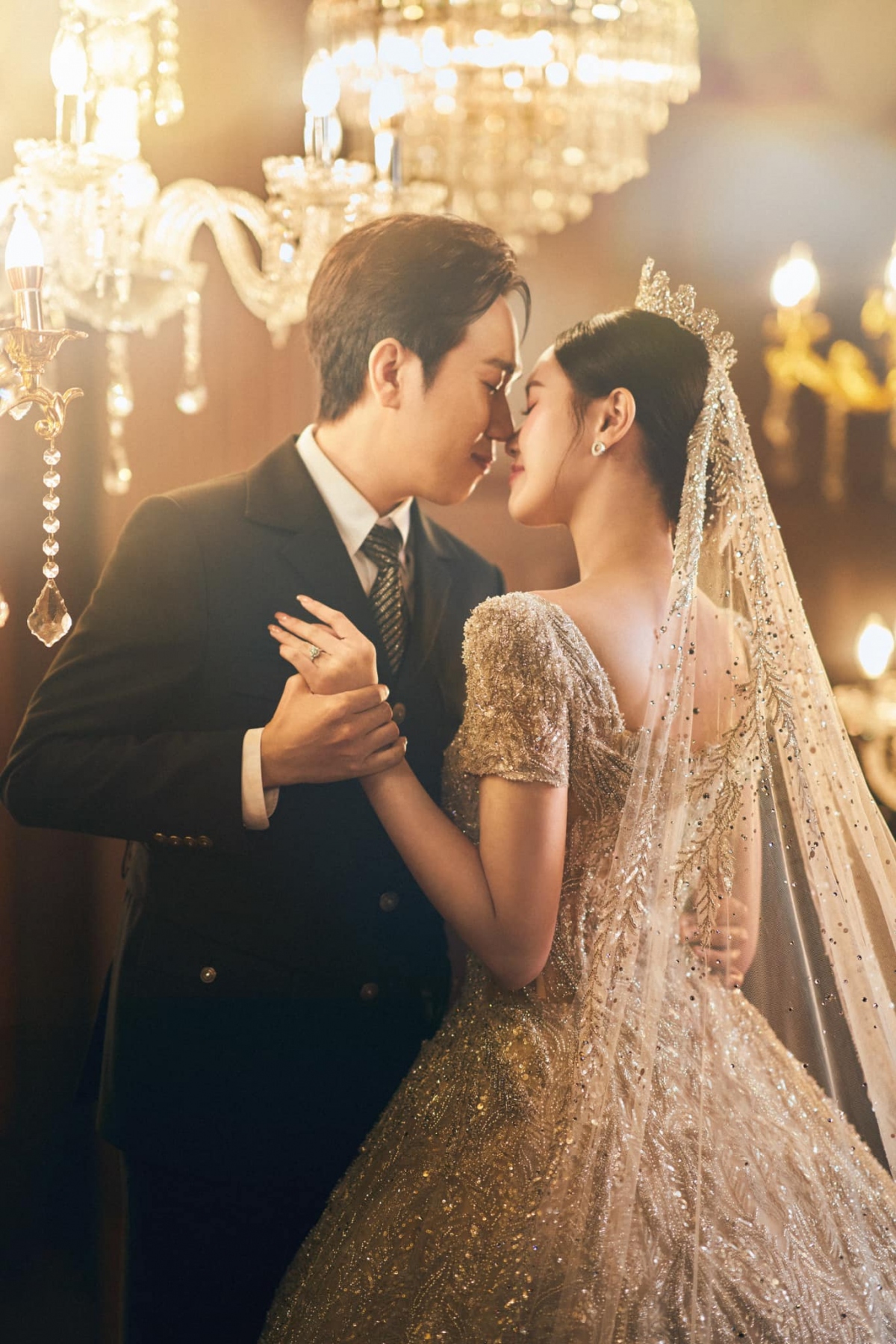 Trước thềm đám cưới diễn ra vào ngày 10/9, diễn viên Anh Đức và bạn gái Phạm Quỳnh Anh khoe bộ ảnh cưới theo phong cách hoàng gia, với tạo hình hoàng tử và công chúa.  