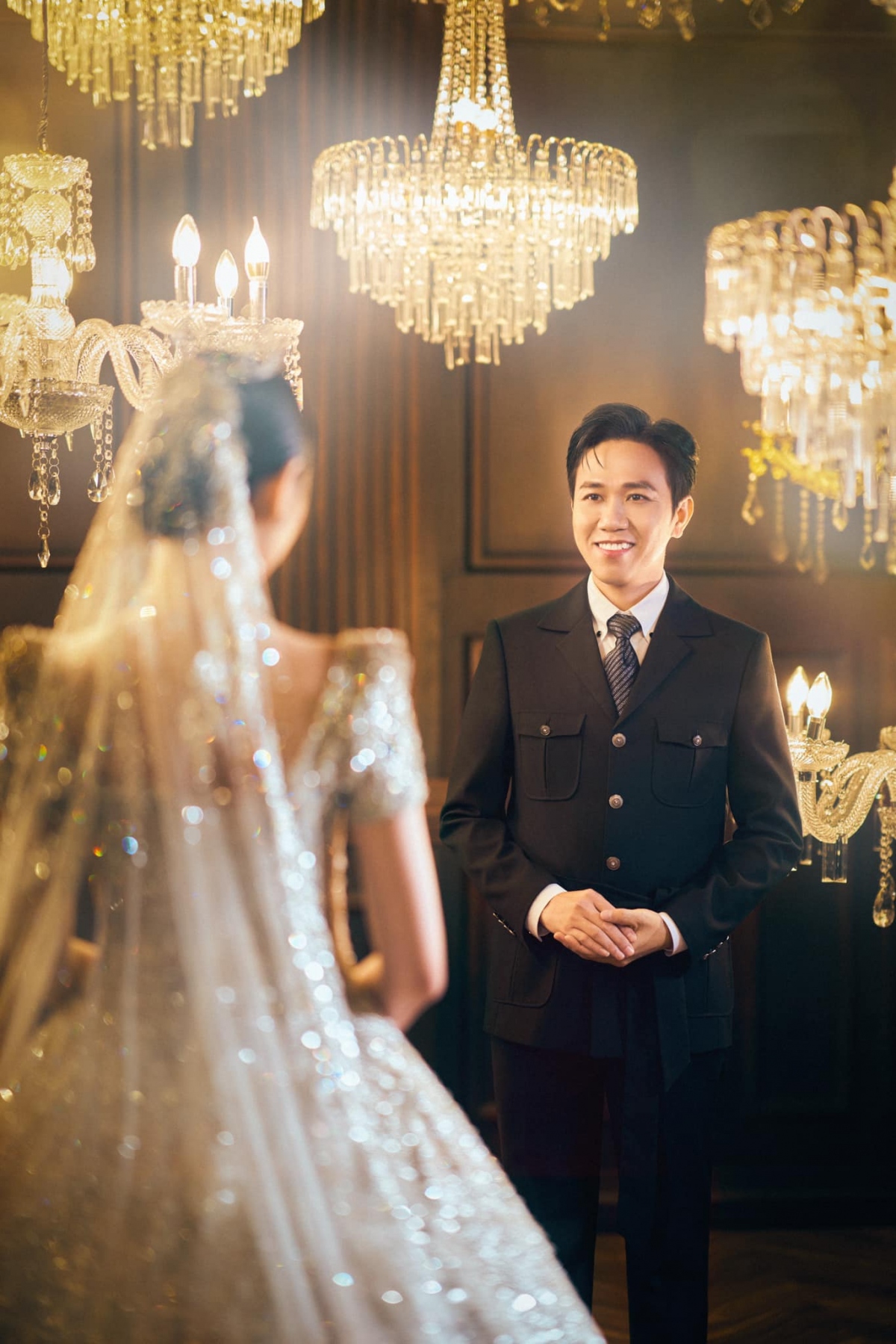 Bên dưới bài đăng, bạn bè và khán giả dành nhiều lời khen cho nhan sắc của cặp đôi và gửi lời chúc hạnh phúc: "Lãng mạn quá đi"; "Chúc vợ chồng trẻ hạnh phúc trăm năm"; "Đẹp đôi quá"; "Trai tài gái sắc anh ơi"; "Như cổ tích nhỉ, khung cảnh chụp đẹp quá"; "Cô dâu xinh quá"...