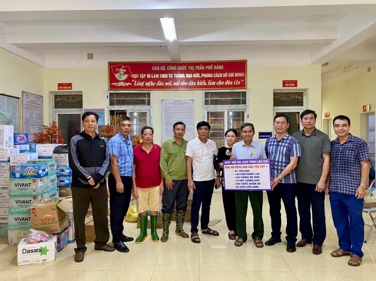 Sở Du lịch Lào Cai và Hiệp hội Du lịch Lào Cai hỗ trợ người dân chịu thiệt hại vì mưa lũ. Nguồn: Hiệp hội Du lịch Lào Cai