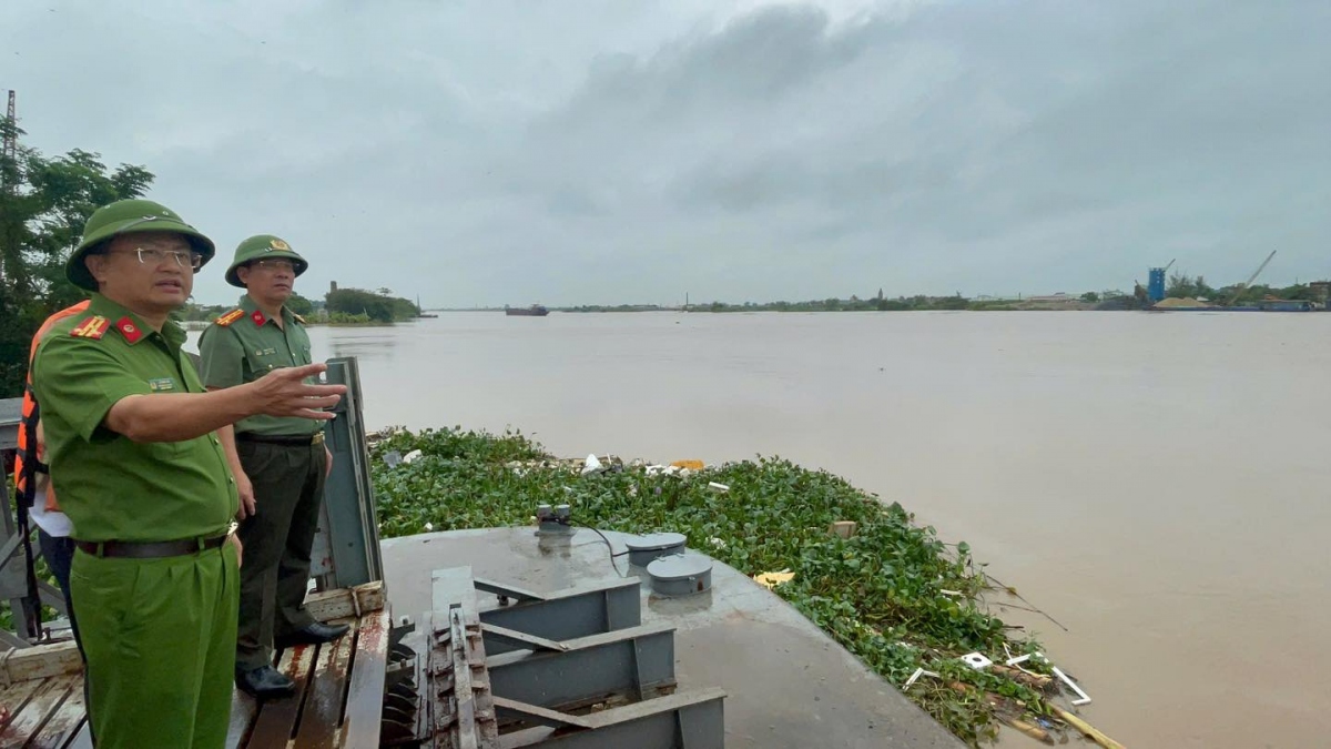 Đại tá Phan Văn Lý, Phó Giám đốc Công an tỉnh Nam Định trực tiếp chỉ đạo Công an huyện Nghĩa Hưng triển khai lực lượng khắc phục sự cố tại khu vực cầu phao Ninh Cường