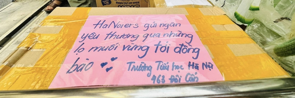 Những món quà nhỏ được thầy và trò Trường Tiểu học Hà Nội gửi đến đồng bào vùng lũ (Ảnh: Fanpage Tiểu học Hà Nội)