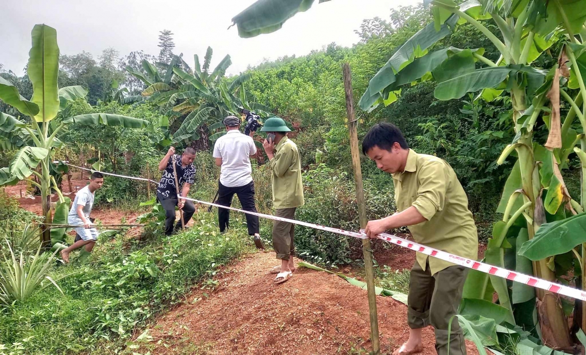 Lực lượng chức năng căng dây cảnh giới sự cố sạt lở tại đồi Vẽo, xã Sơn Lai, huyện Nho Quan, tỉnh Ninh Bình. Ảnh: MĐ