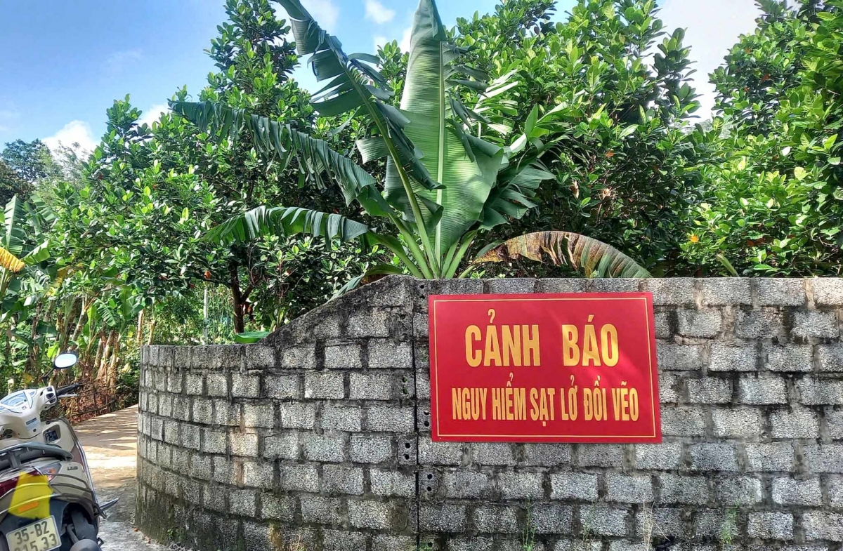 Biển cảnh báo nguy hiểm sạt lở tại đồi Vẽo, xã Sơn Lai. Ảnh: MĐ