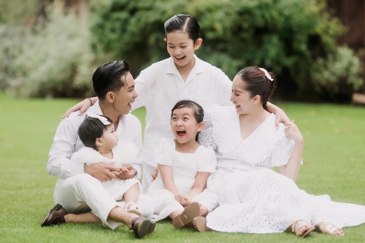 Từ khi xây dựng tổ ấm, Khánh Thi - Phan Hiển luôn giữ thói quen chụp ảnh kỷ niệm cả nhà vào mỗi dịp đặc biệt hoặc theo từng cột mốc phát triển của con để lưu giữ những khoảnh khắc tràn ngập tình yêu thương của các thành viên trong gia đình.