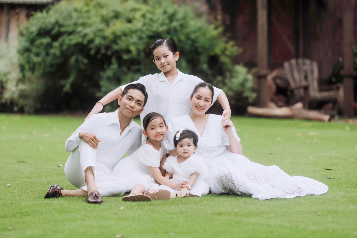 Phan Hiển chia sẻ rằng gia đình anh mỗi lần chụp ảnh đều mất nhiều thời gian do phải chuẩn bị quần áo cho mỗi thành viên, cũng như 3 con khá hiếu động, liên tục nô đùa.