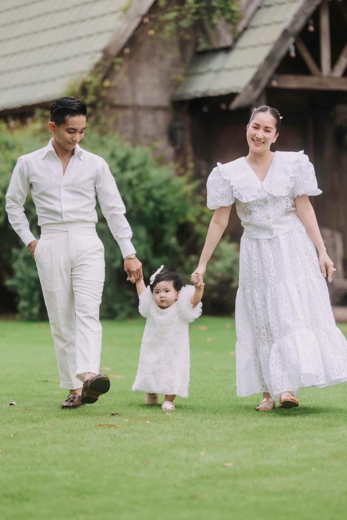 Phan Hiển tâm sự luôn thấy may mắn khi có ba con xinh xắn, ngoan ngoãn, là bản sao của mình về ngoại hình và thừa hưởng năng khiếu nhảy múa từ bố mẹ.