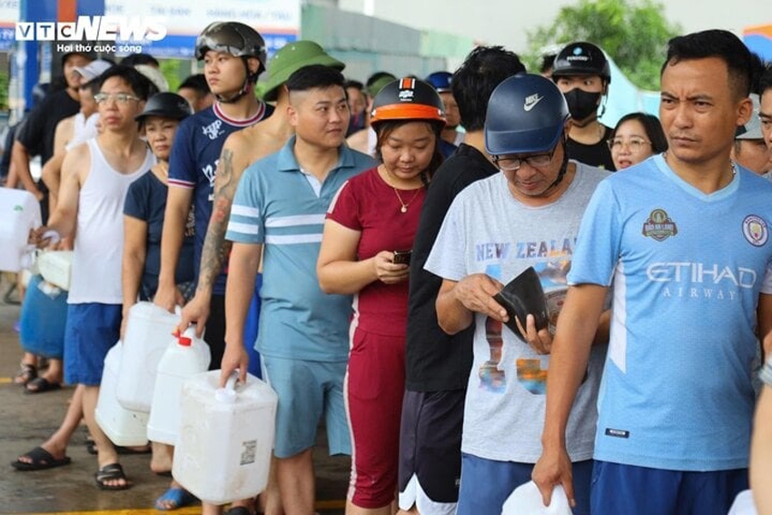 Người dân chuẩn bị sẵn tiền, xếp hàng ngay ngắn chờ đến lượt mình