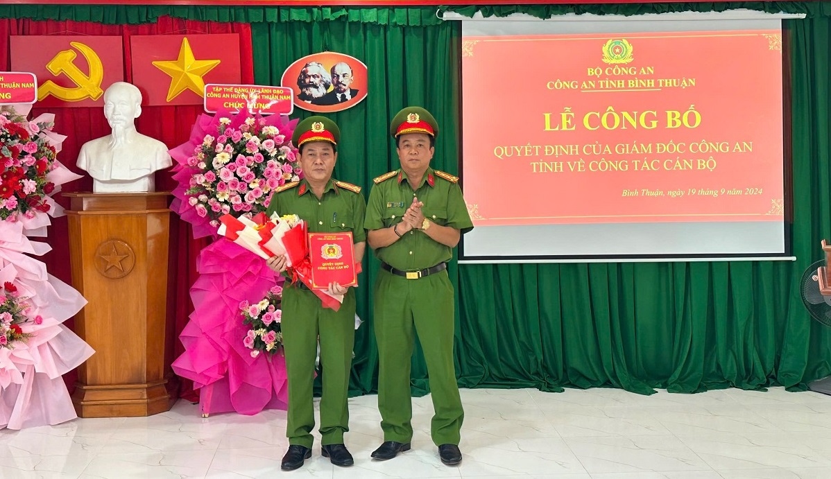 Trao quyết định và tặng hoa chúc mừng Thượng tá Trần Văn Tươi. Ảnh: CABT