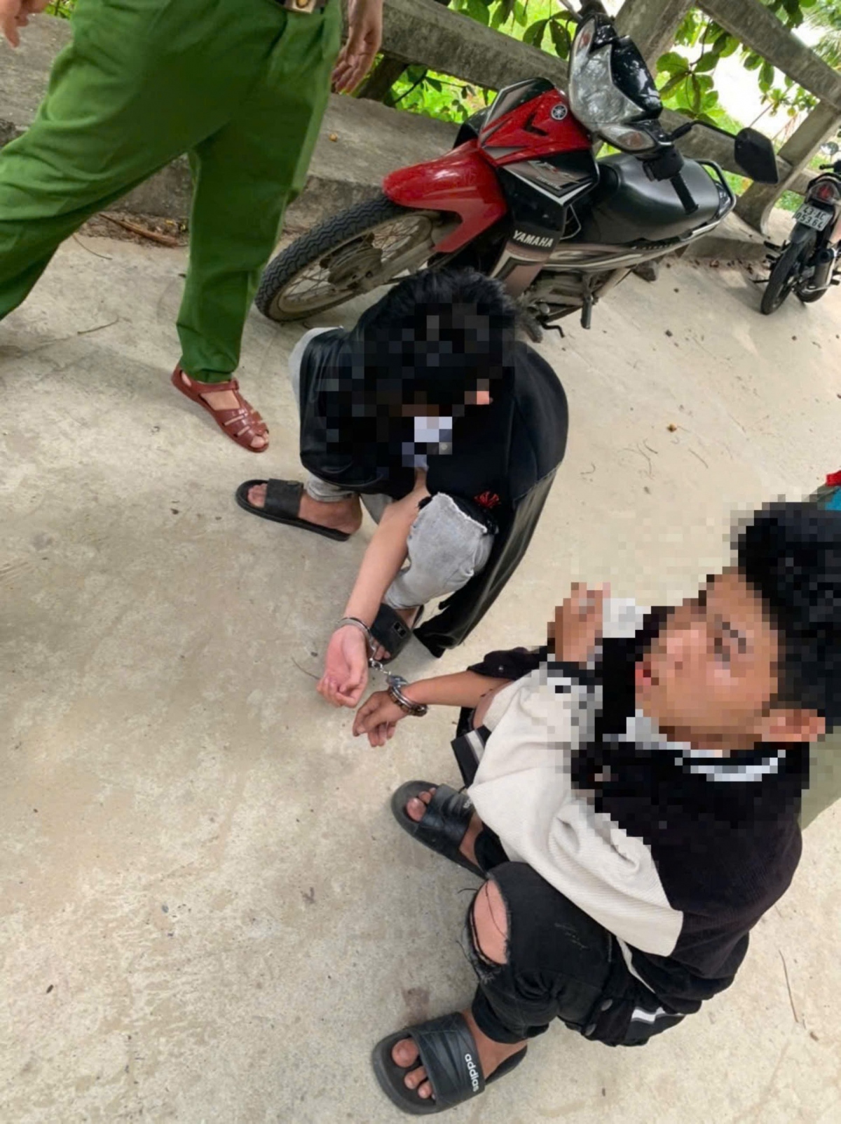 2 đối tượng bị bắt giữ cùng phương tiện và tang vật