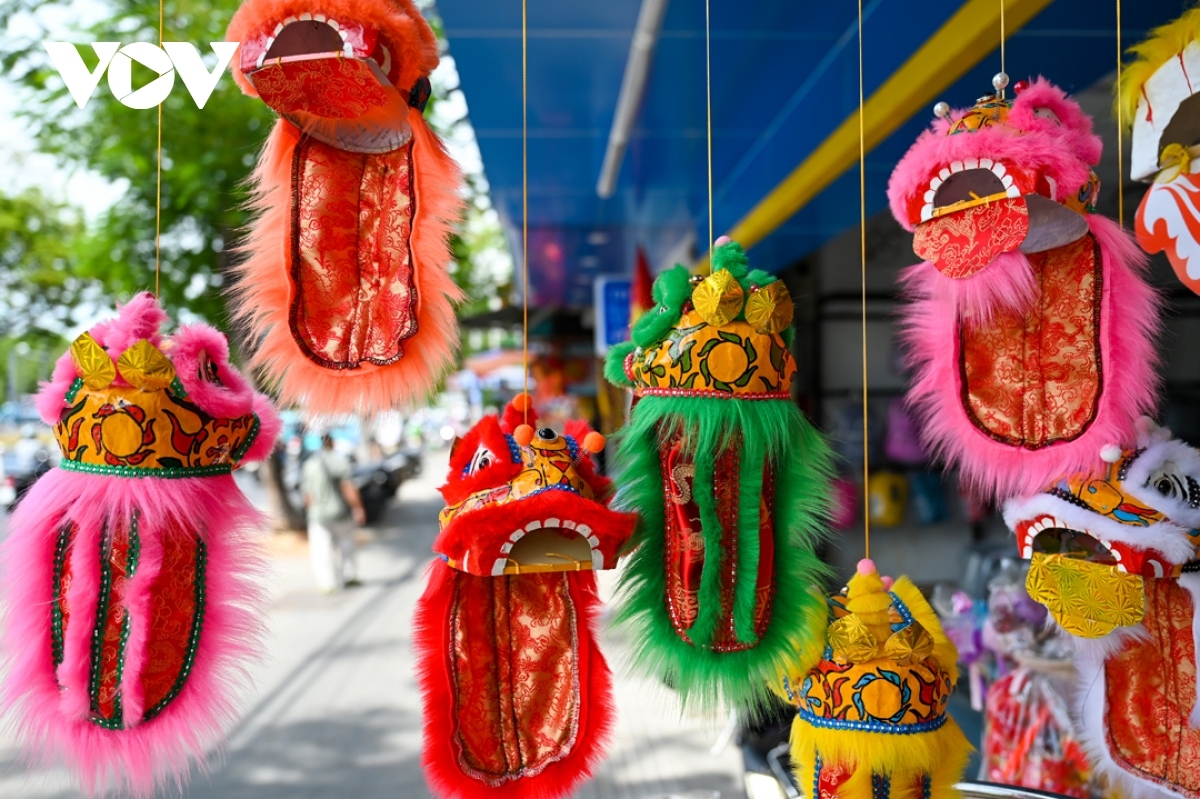 People can also purchase mini lion heads to decorate their homes during the Mid-Autumn Festival.