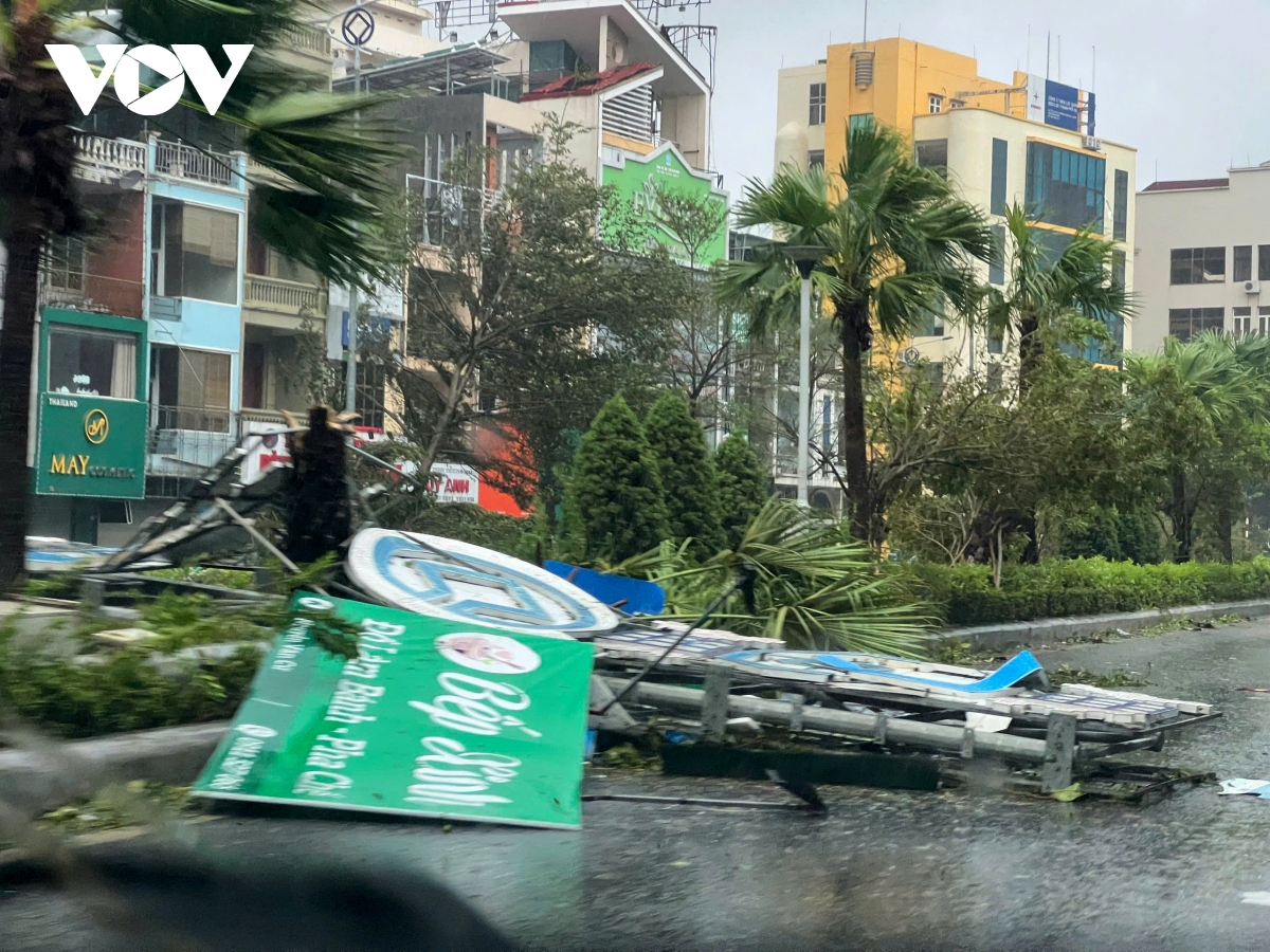 The strong wind knocks down many advertising boards.