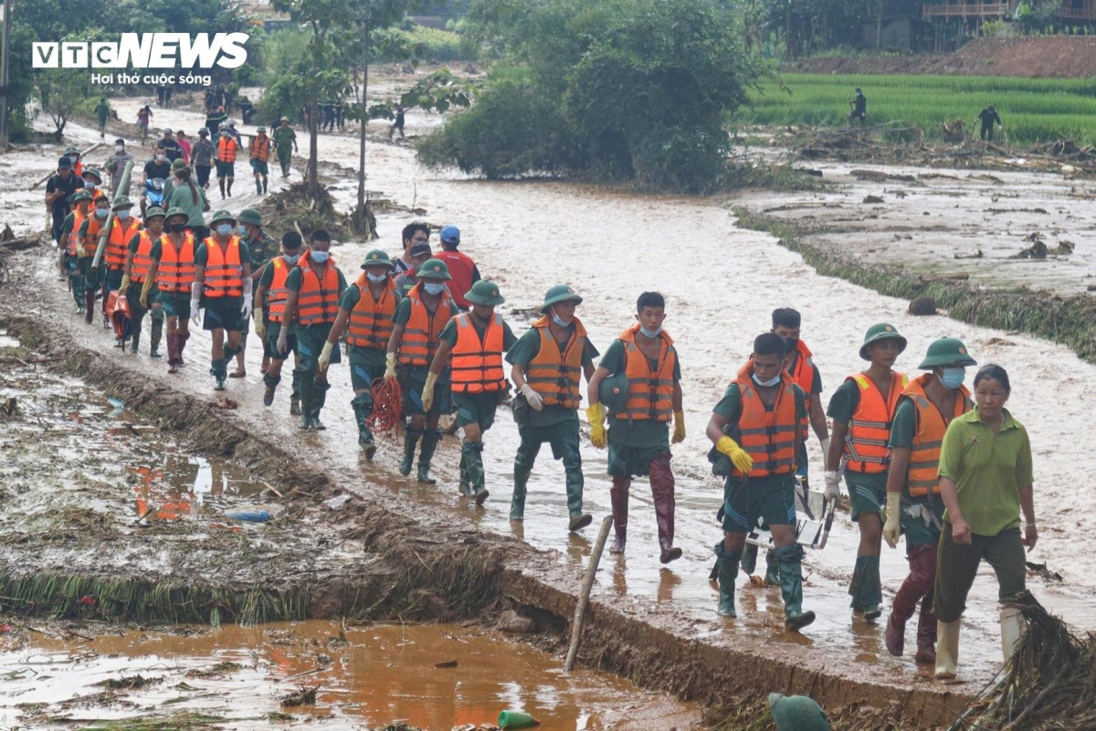 Immediately after the landslide occurs, Regiment 98 of Division 316, Military Region 2, dispatches more than 300 officers and soldiers to carry out search and rescue operations.