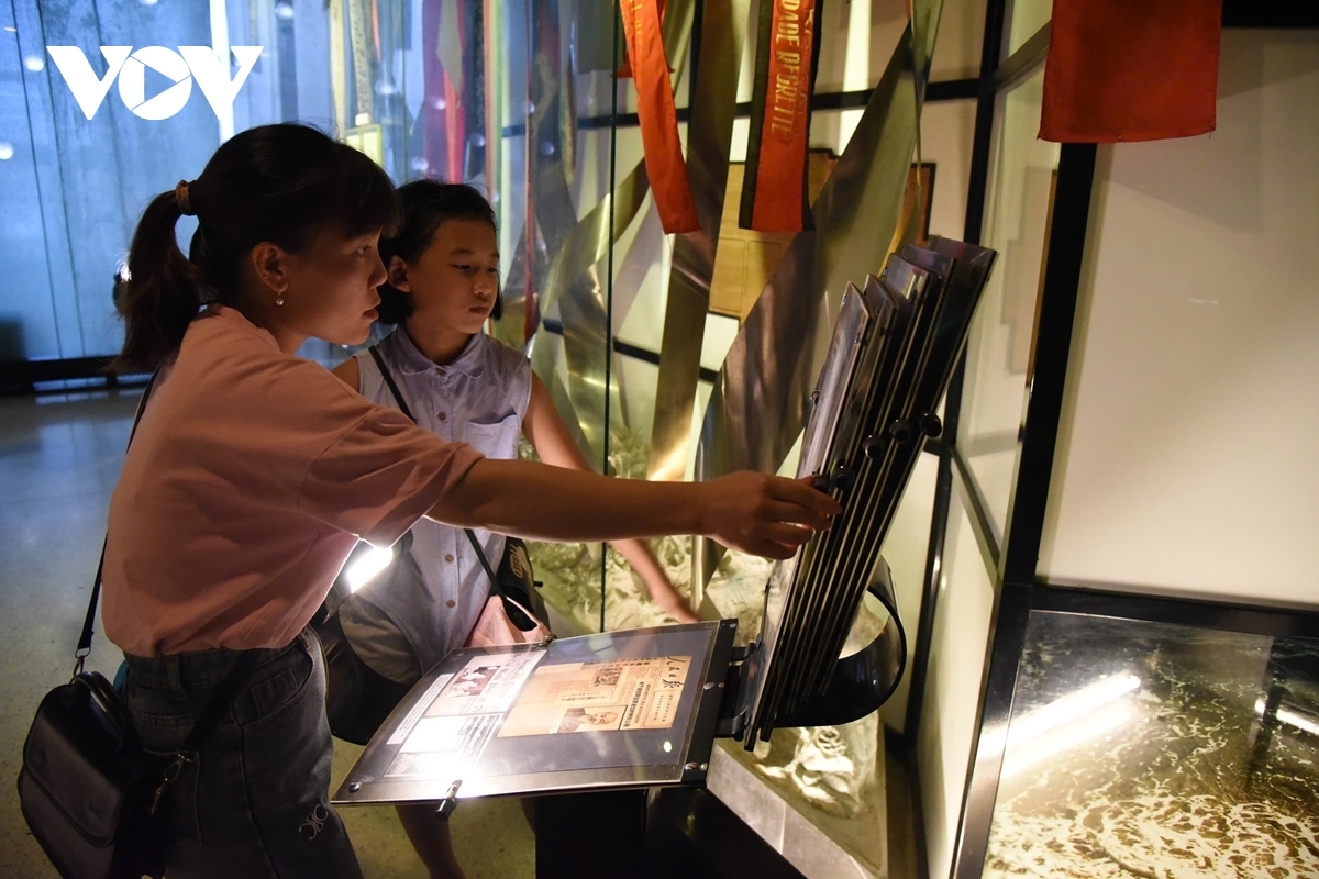 Visitors turn every page of each open book to better understand the revolutionary life of the president.
