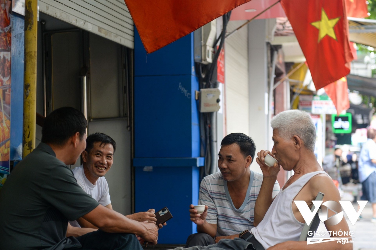 Ông Trần Danh Bình (60 tuổi, đã gắn bó với phố cổ Hà Nội được 40 năm) chia sẻ: “Cứ mỗi lần đến dịp Quốc khánh 2/9 tôi và những người bạn lại có những cảm xúc đặc biệt. Năm nay tiết trời Hà Nội đẹp, đây cũng là lúc tôi ngồi uống trà cùng các bạn kể về câu chuyện diễn ra trong lịch sử”.